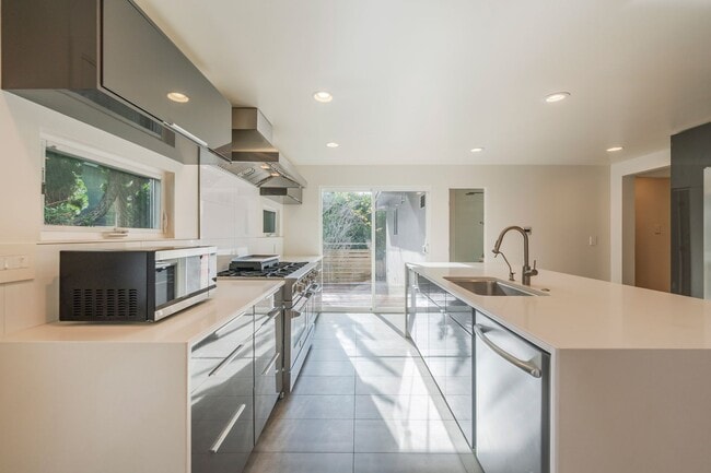 Building Photo - Private and Comfy Manhattan Beach Home