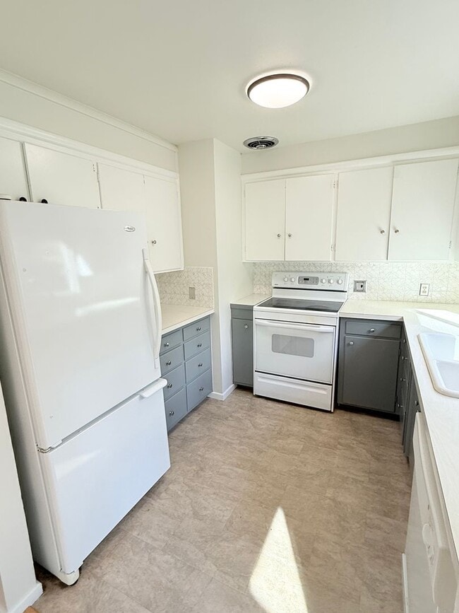 Building Photo - Rambler on corner lot in convenient Bremerton location!