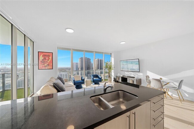 Building Photo - 1111 SW 1st Ave