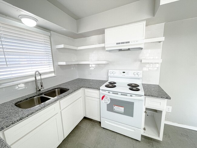 Building Photo - 3 Bed/1.5 Bath/2 car garage home in Midwest City.