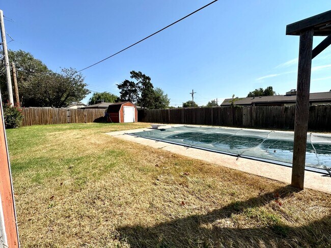Building Photo - 3 Bed | 2 Bath | Pool | Screened Porch