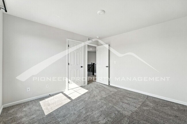 Building Photo - Spacious Home with 2-Car Garage and Centra...