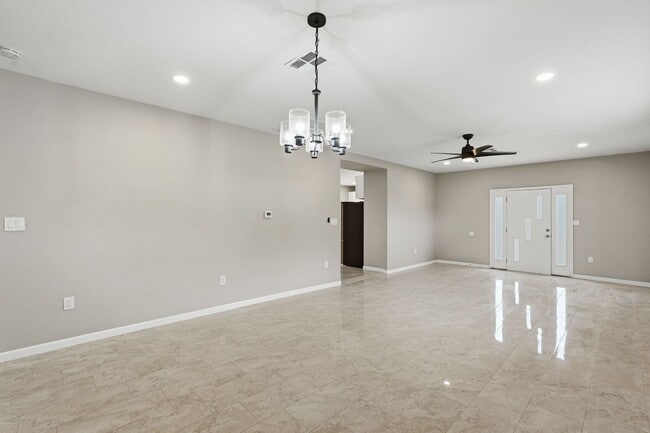 Building Photo - Bright, Fresh & Pet-Friendly — 3BR Retreat Minutes from U of A