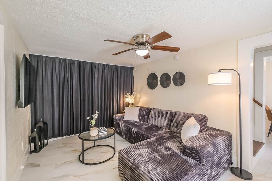 Primary Photo - 1327 W 21st St