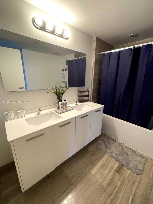 Building Photo - 1300 Brickell Bay Dr