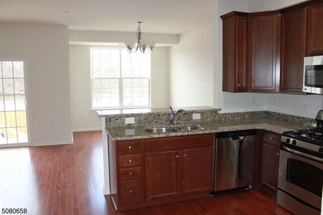 Building Photo - 506 Waterview Ct