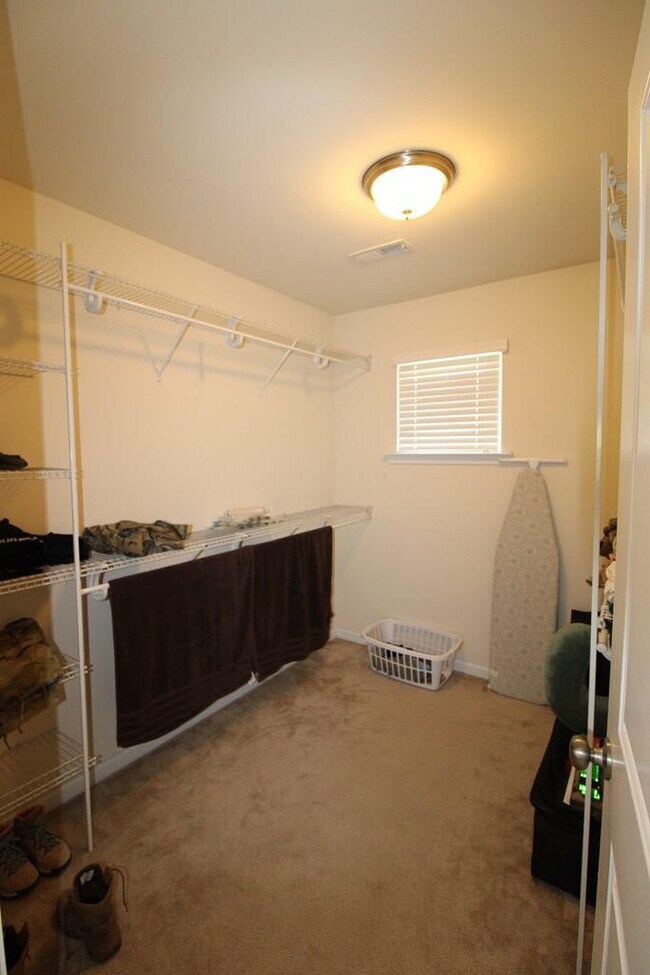 Building Photo - 870 Cormier Dr