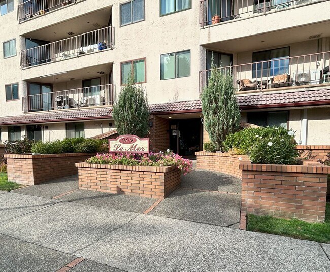 Building Photo - Cozy, Conveniently Located Large One Bedroom Condo!