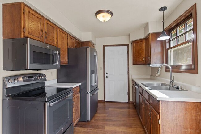 Building Photo - 4 bed, 2 bath, large yard available in Woo...