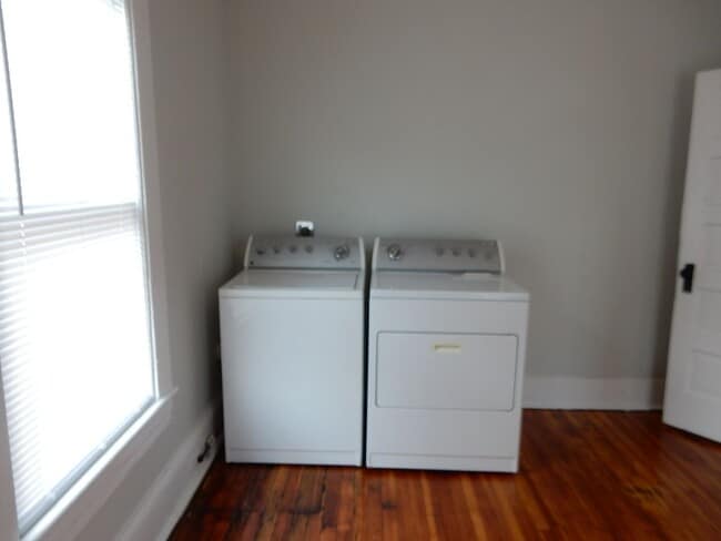 Building Photo - Spacious 3 BR home in Old SW, close to YMC...