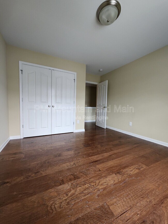 Building Photo - 19 Barnett Shoals Dr