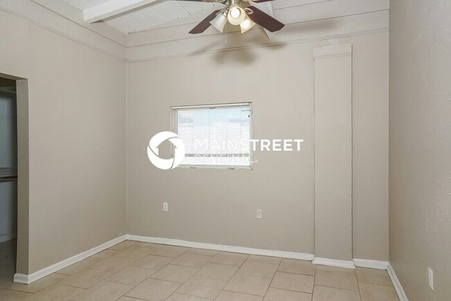 Building Photo - 3 Bedroom Pet-Friendly Home in SARASOTA, FL with Main Street Renewal