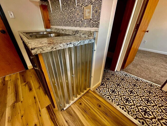 Building Photo - 702 S Washington Ave