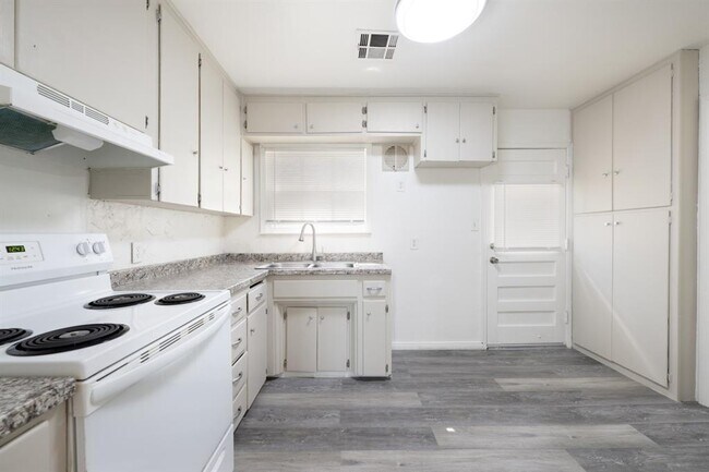 Building Photo - 548 E Grumman Dr