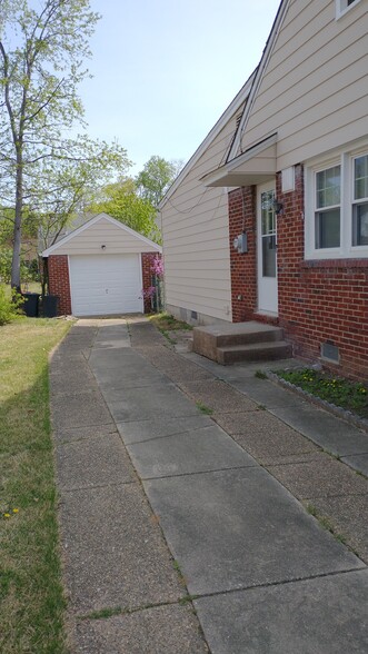 Building Photo - 1025 Oakwood Rd