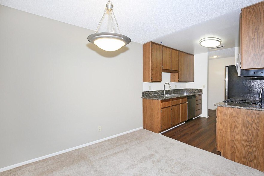 Primary Photo - 7315 Winnetka Ave