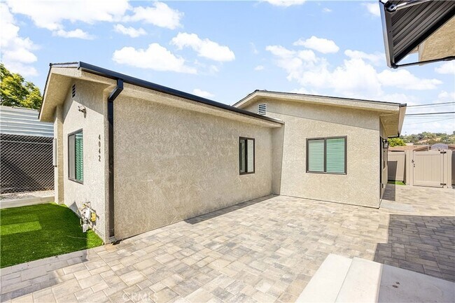 Building Photo - 4042 Somers Ave