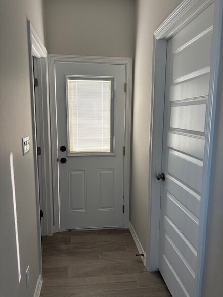 Building Photo - 1117 E Esperanza Ave