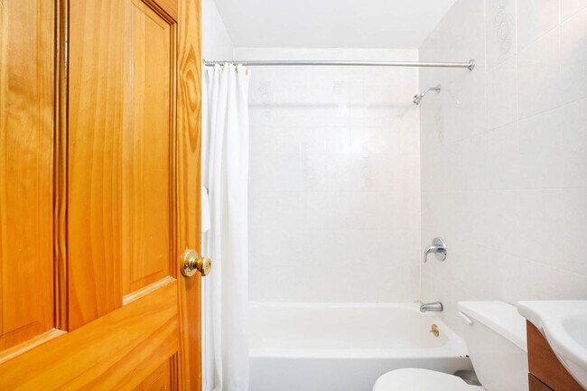 Building Photo - 240 E 26th St