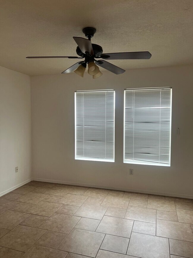 Building Photo - Spacious 4 Bedroom Home Ready for Immediat...