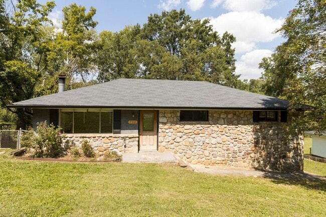 Building Photo - 730 Roberta Dr