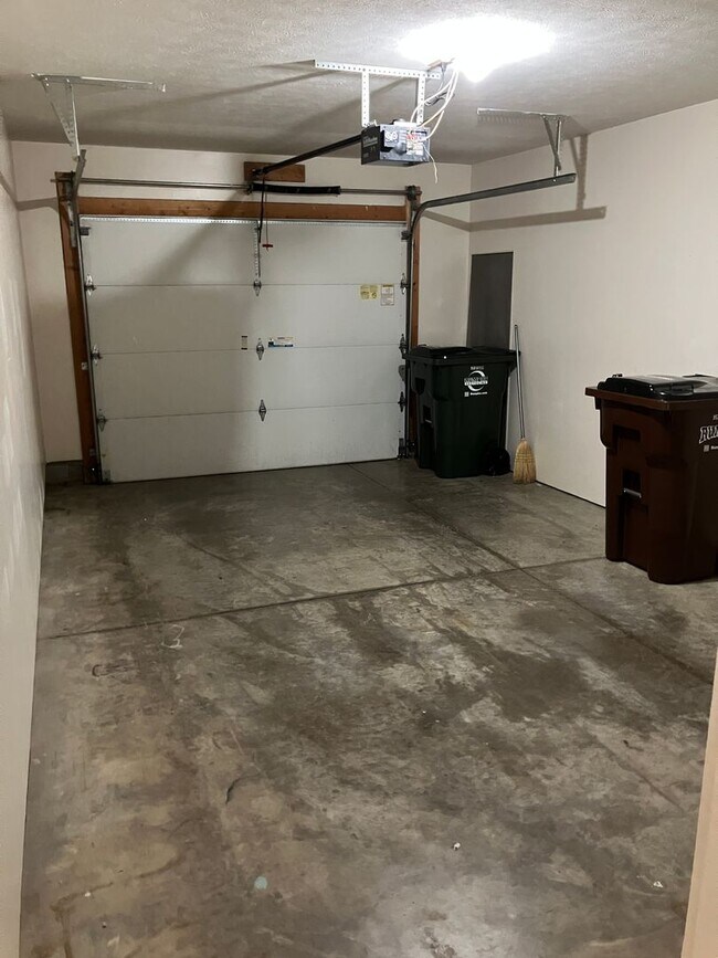 Building Photo - 2-Bedroom Ranch in Peaceful Piqua Neighbor...