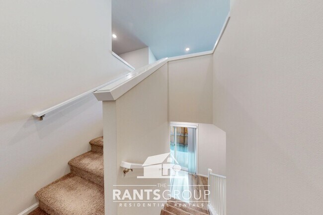 Building Photo - Great Location! Easy JBLM Commute!