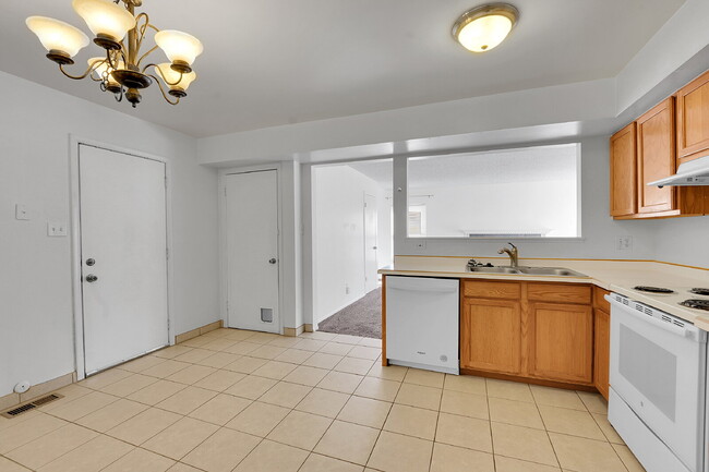 Building Photo - $2,200 - 3 Bed 3 Bath Home with 2 Primary ...