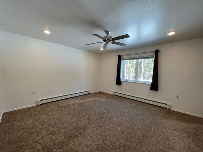 Building Photo - Newer, energy efficient, pet friendly home...