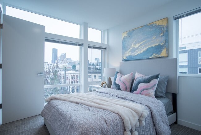 Building Photo - Modern 3BR/3BA Townhouse with Rooftop Views in Yesler Terrace