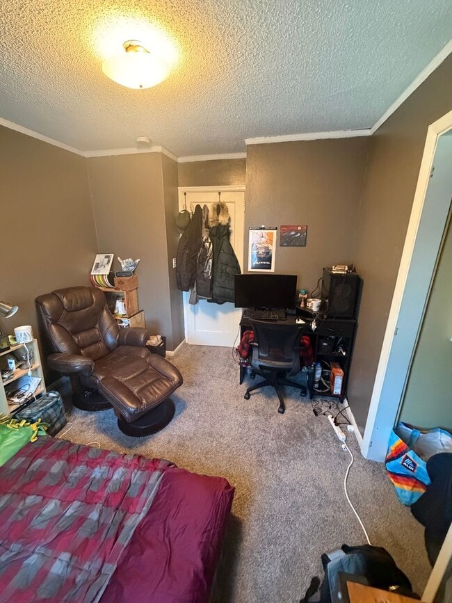 Building Photo - AVAILABLE JUNE -4 Bed, 2 Bath Home with Garage!