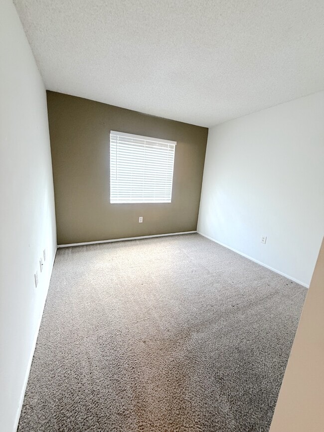 Building Photo - 2557 N Alafaya Trail