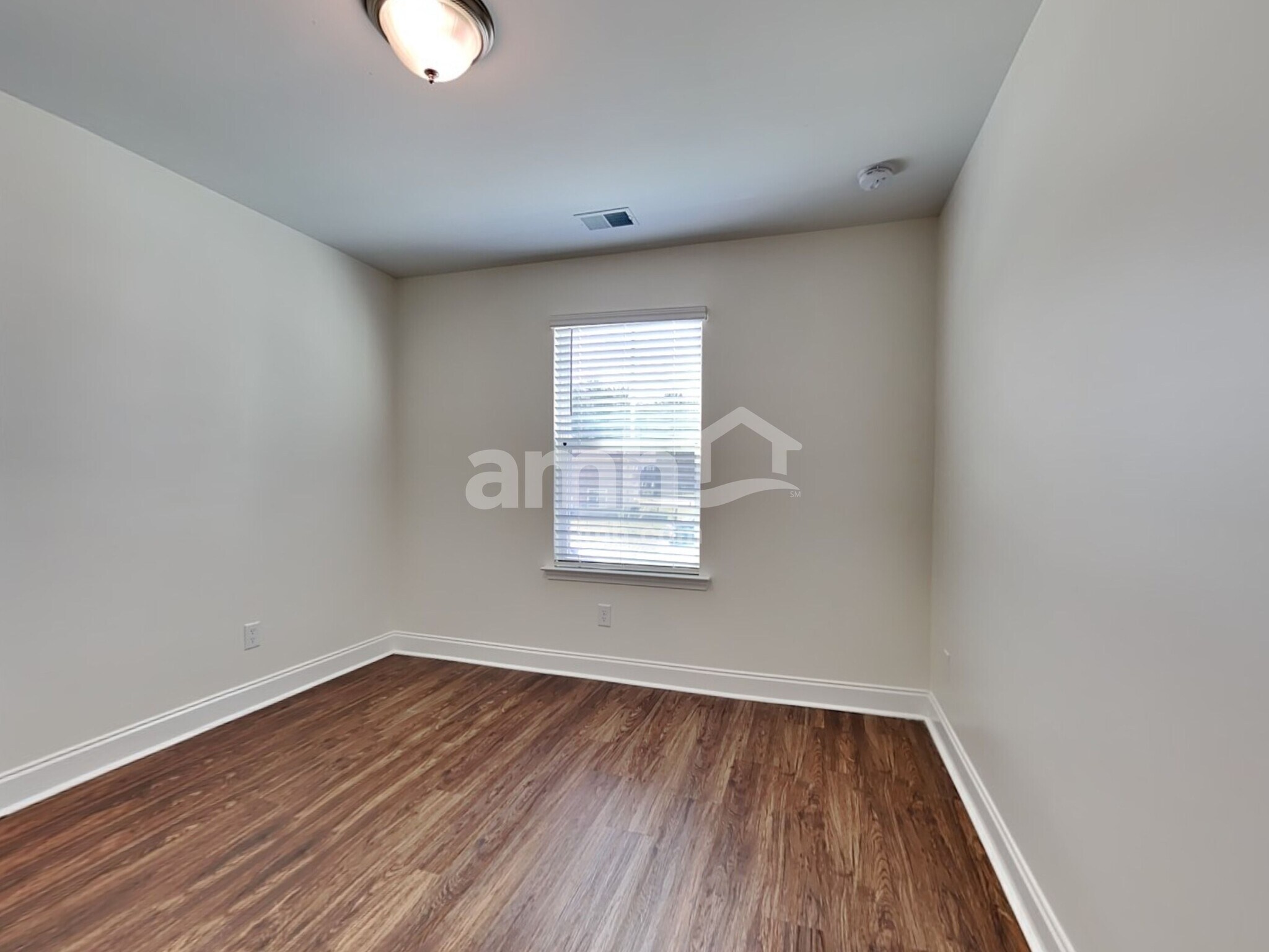 Building Photo - 223 S Live Oak Dr