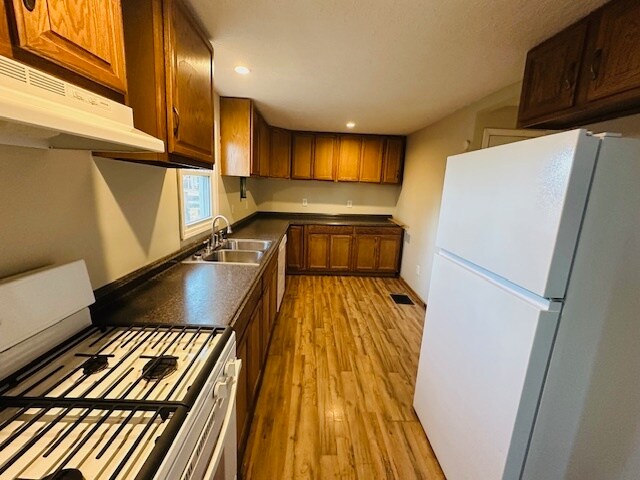 Kitchen - 619 N Lehigh Ave