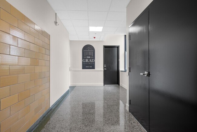 Building Photo - 301 N Mulberry St