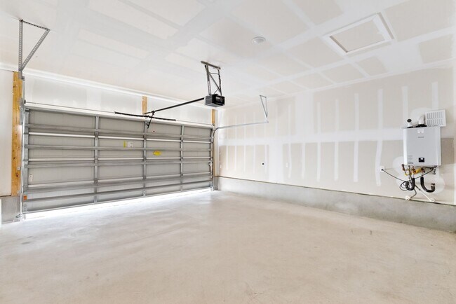 Building Photo - 1355 Loop St