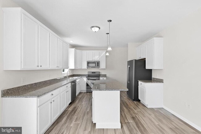 Building Photo - 100 Holiday Ct