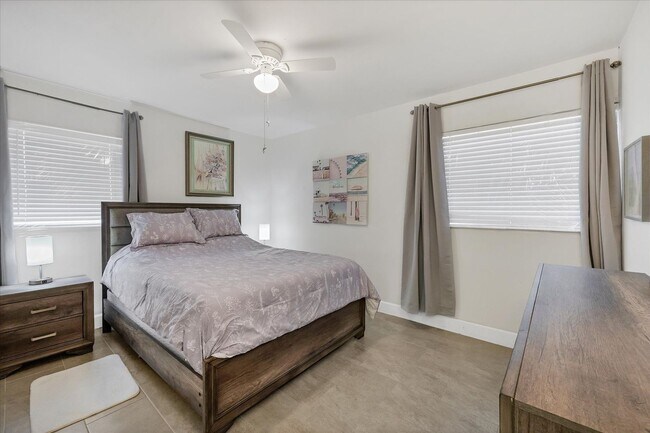Building Photo - BENEVA & CLARK RD / VILLA