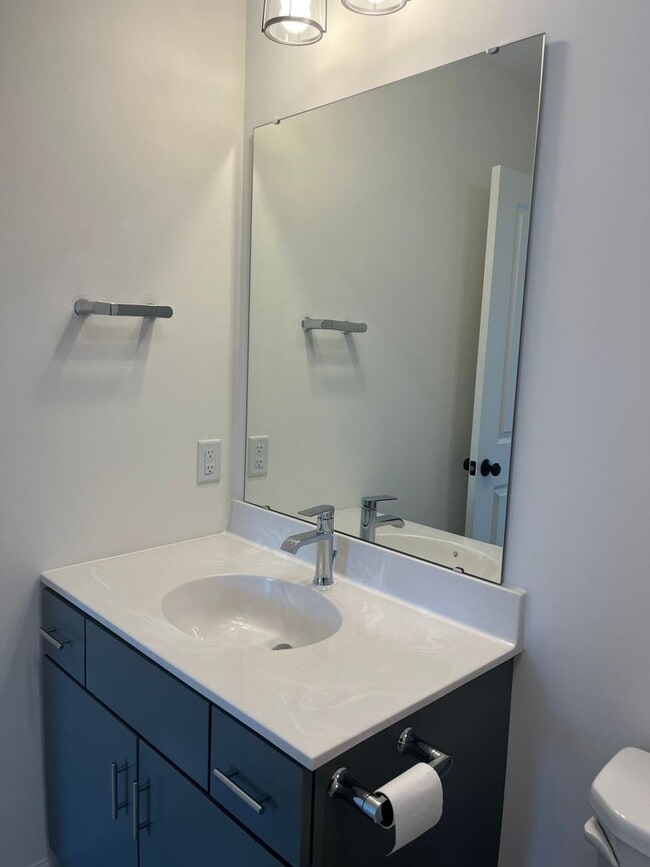 Building Photo - Stunning 3 Bedroom 2.5 Bathroom