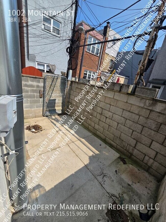 Building Photo - 1002 Mountain St