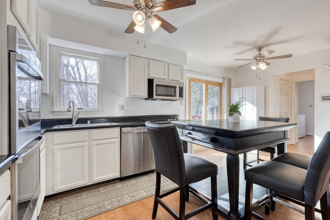 Building Photo - 10595 Blue Bell Way