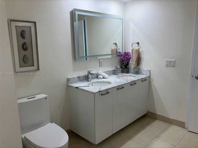 Building Photo - 950 Brickell Bay Dr