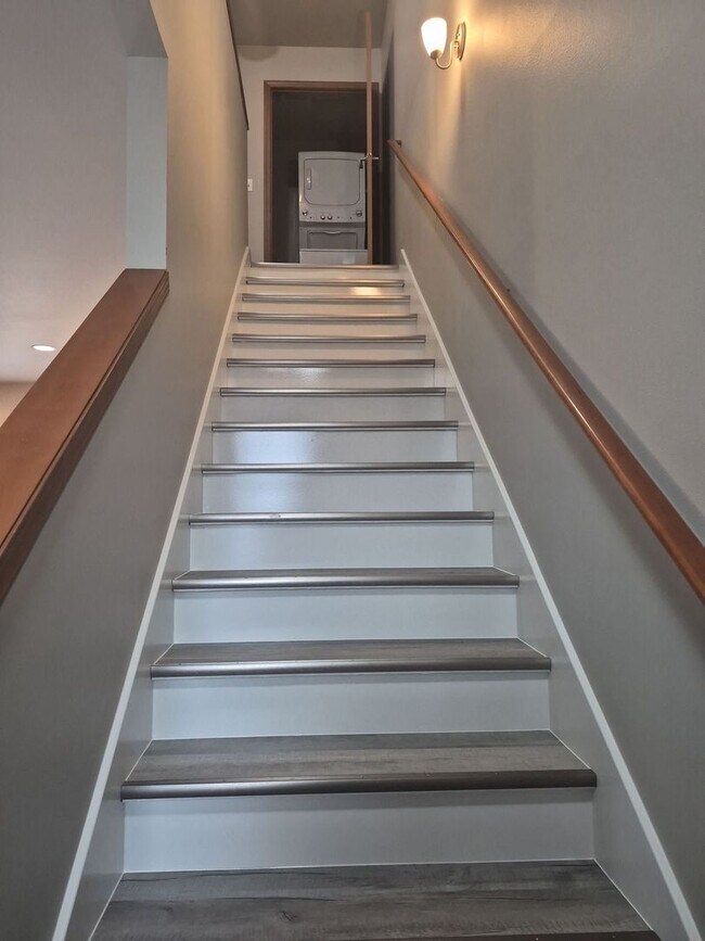 Building Photo - Welcome home to this beautiful 2BD/2.5BA, newly updated tri-level townhome!!!