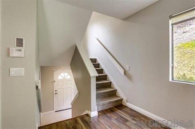 Building Photo - Gorgeous Tri-Level End Unit Home