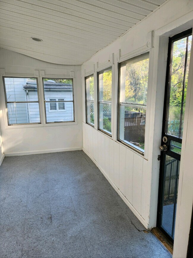 Building Photo - 2701 Woodsdale Ave