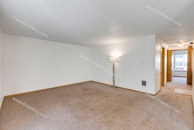 Building Photo - Spacious Pet-Friendly Ground Level Unit w/ Parking Included!