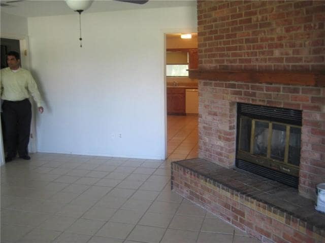 Building Photo - 604 Oak St