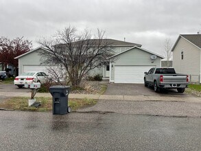 Building Photo - 913 Cardinal Dr