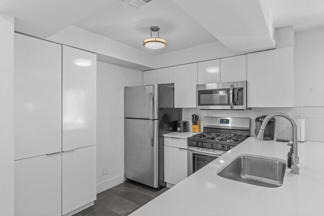 Building Photo - 1136 Crescent Ave NE