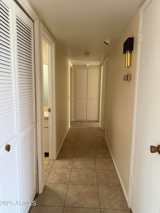 Building Photo - 9338 W Glen Oaks Cir N
